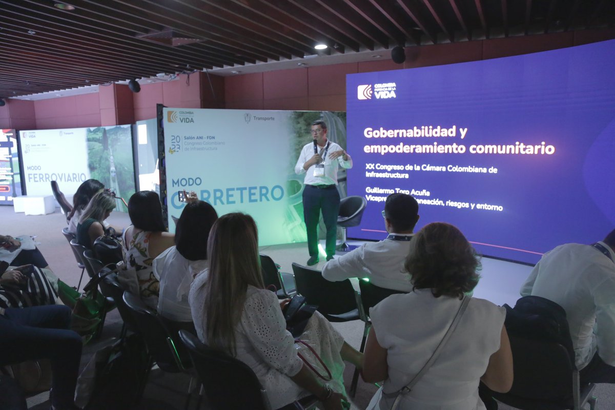 ANI_Colombia's tweet photo. @vice_guilletoro @MinTransporteCo @cbarbantim @camaradelainfra “Corazones verdes, proyectos de vida, coloreando país, pedagogía en acción y rutas inclusivas son algunos de los componentes del programa de @ANI_Colombia, con los cuales buscaremos empoderar las comunidades para generar desarrollo", @vice_guilletoro #MinTransporteEnLaCCI. https://t.co/iDQcJoGwFx