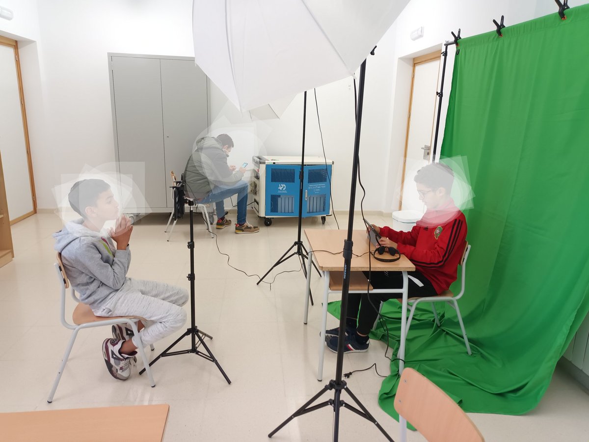 MusicaMarisa's tweet photo. Y ya trabajando en nuestro #AdFex; en la zona Crea preparamos una Videoreseña de un libro que nos haya gustado mucho para recomendarlo a otros lectores de nuestra "Encinoteca" del Llano. Hoy hemos grabado, mañana edición del croma con kinemaster.
@cpelllano #zonacrea https://t.co/DUzVwtc3NN