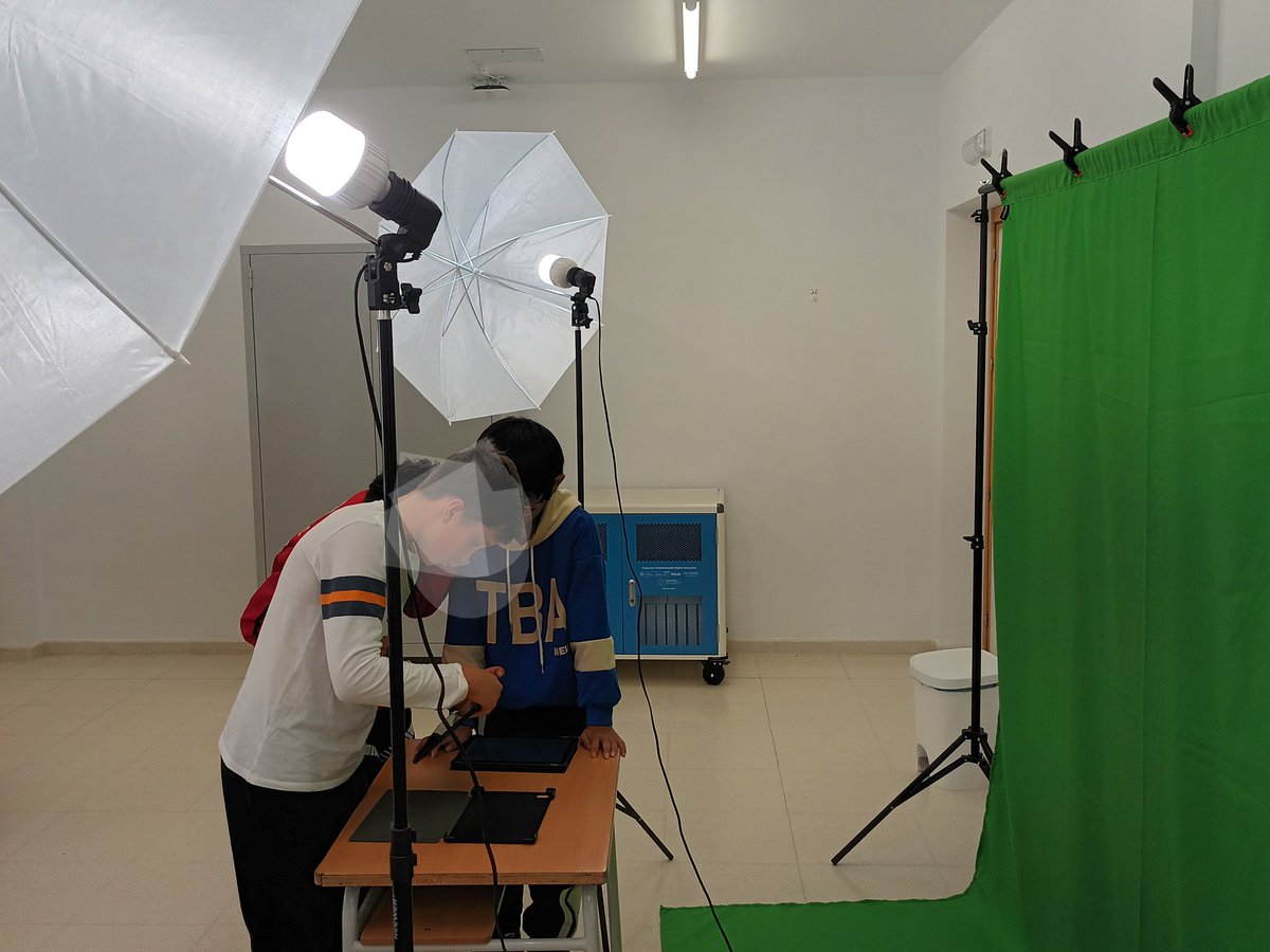 MusicaMarisa's tweet photo. Y ya trabajando en nuestro #AdFex; en la zona Crea preparamos una Videoreseña de un libro que nos haya gustado mucho para recomendarlo a otros lectores de nuestra "Encinoteca" del Llano. Hoy hemos grabado, mañana edición del croma con kinemaster.
@cpelllano #zonacrea https://t.co/DUzVwtc3NN