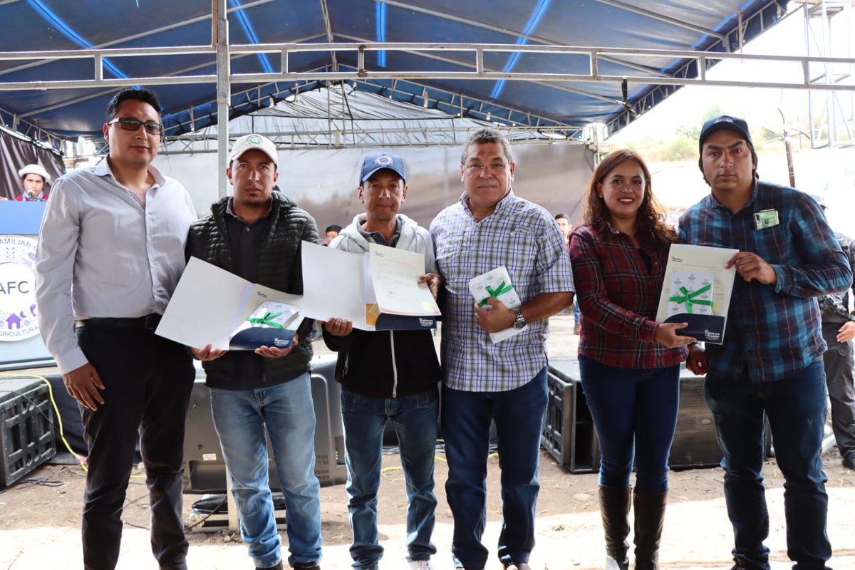 AgriculturaEc's tweet photo. El ministro @EizaguirreEc expresó: "Son ustedes la semilla más fuerte para mandarle el mensaje a los pequeños agricultores que desde el campo se puede construir grandes cosas".

#900DíasJuntos 👨‍🌾🤝🇪🇨
#DemocraciaYResultados https://t.co/lTrumP0rse