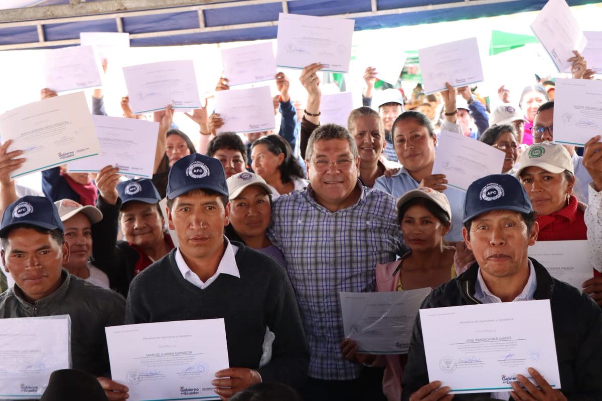 AgriculturaEc's tweet photo. El ministro @EizaguirreEc expresó: "Son ustedes la semilla más fuerte para mandarle el mensaje a los pequeños agricultores que desde el campo se puede construir grandes cosas".

#900DíasJuntos 👨‍🌾🤝🇪🇨
#DemocraciaYResultados https://t.co/lTrumP0rse