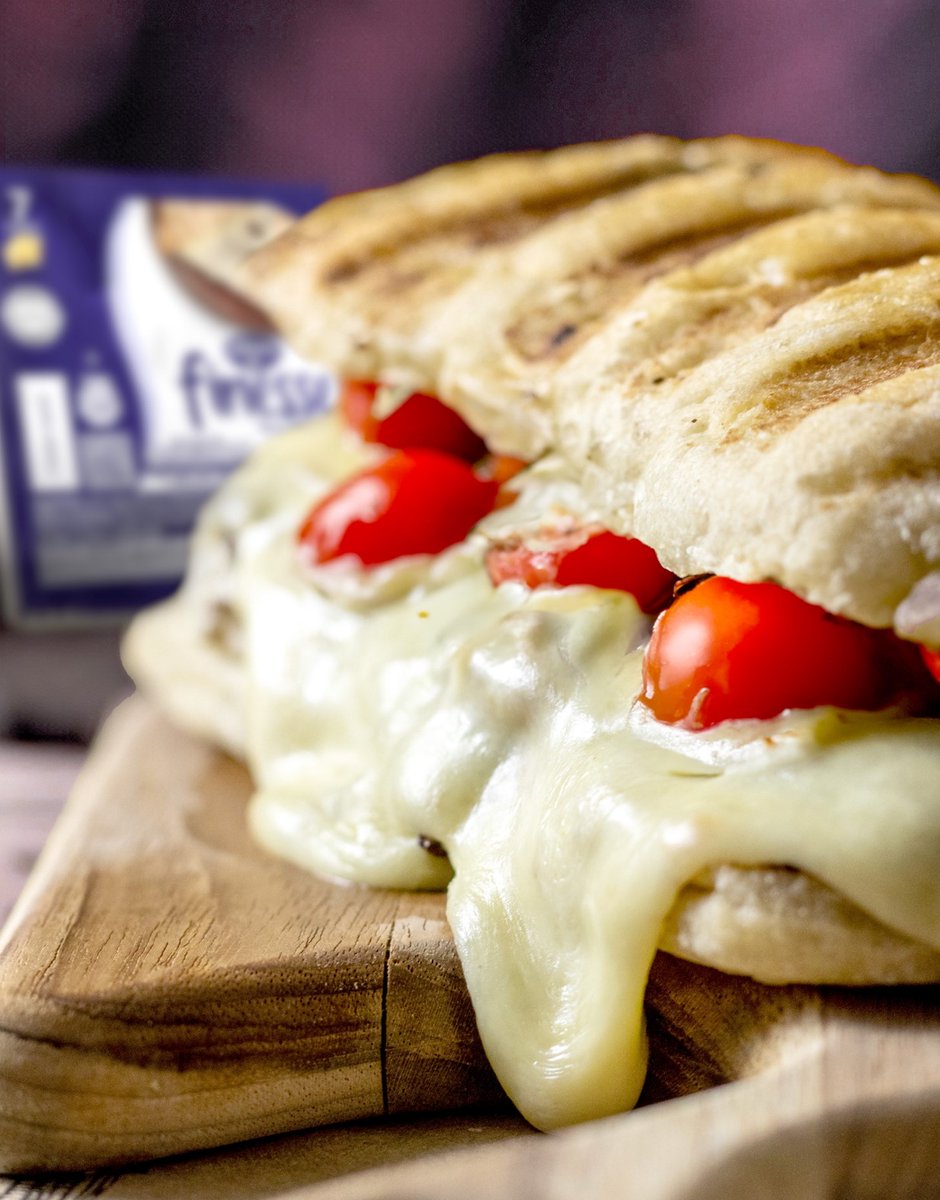 ¿Te derrites por el queso? Esta receta es para ti. Sazona unos tomates cherry con sal, pimienta, aceite de oliva, ponlos dentro de una pita, cubre con queso Mozarella Finesse y llévalo al horno. Cuéntanos, ¿qué es lo que más te gusta del queso #Finesse?
#CheesyMoment #UffSeries