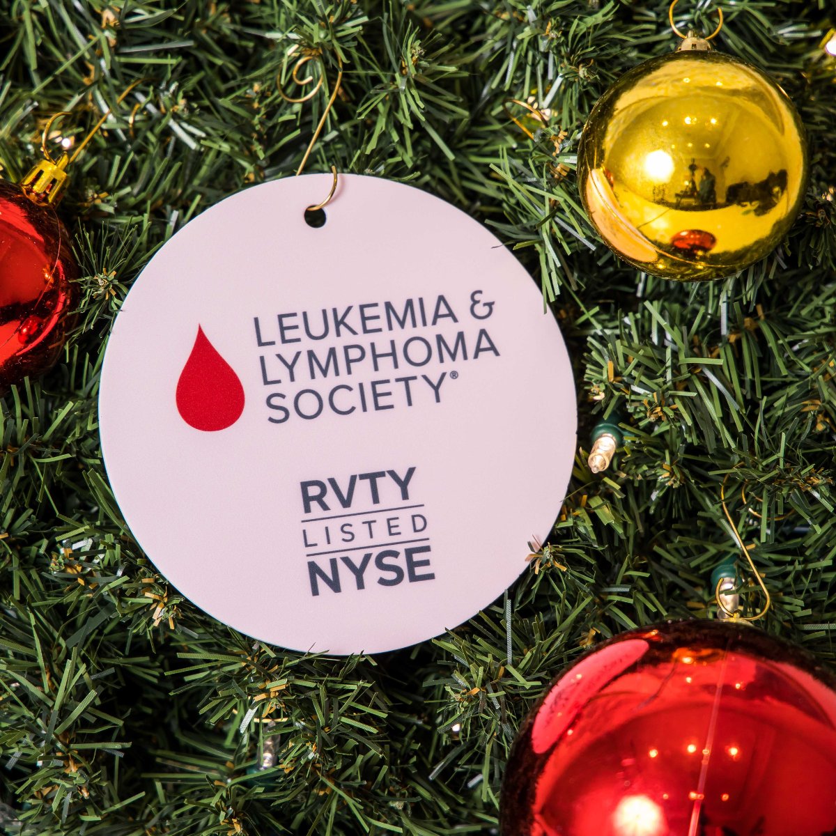 RevvityInc's tweet photo. We are proud to participate in the @NYSE Global Giving Campaign to highlight our partnership with the @LLSusa. Our ornament can be seen at NYSE for their 100th Tree Lighting on Nov. 30 and through the holiday season. #NYSETreeLighting https://t.co/XrzRoQRzBo https://t.co/umZbQ0PCGu