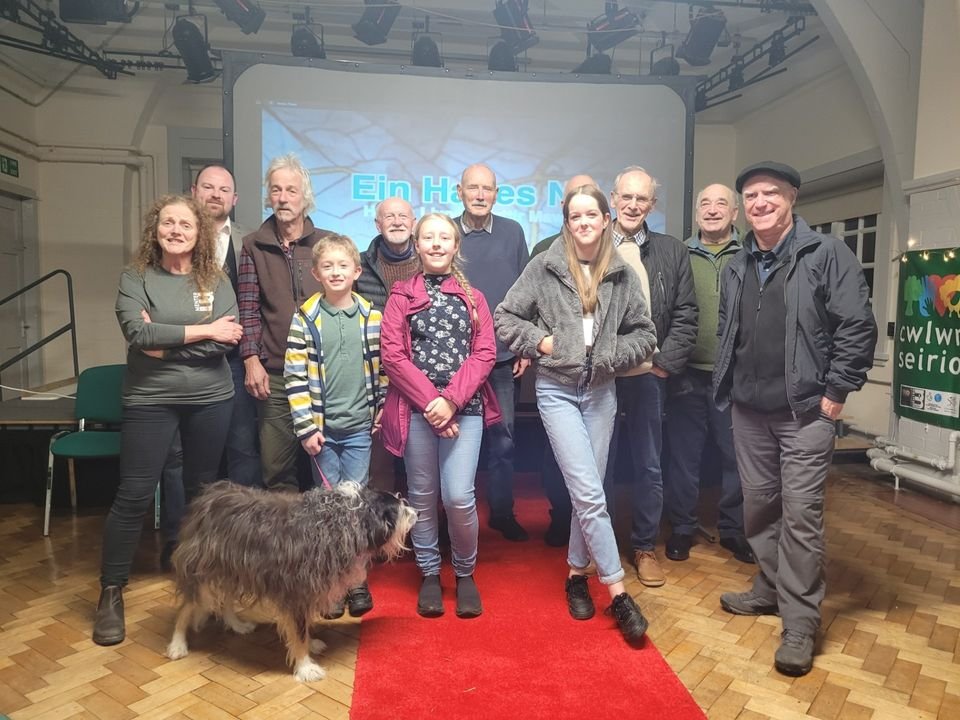 Nifer fawr wedi ymgynnull yn Neuadd Gymuned Llandegfan heno i fwynhau lansiad ffilm diweddaraf Ein Hanes Ni! Dyma gynllun cymunedol sy’n tynnu cenhedlaethau ynghŷd er mwyn dysgu, addysgu, rhannu a chofio. Braf oedd gweld y gymuned yn dod at ei gilydd am noson o hel atgofion 😀