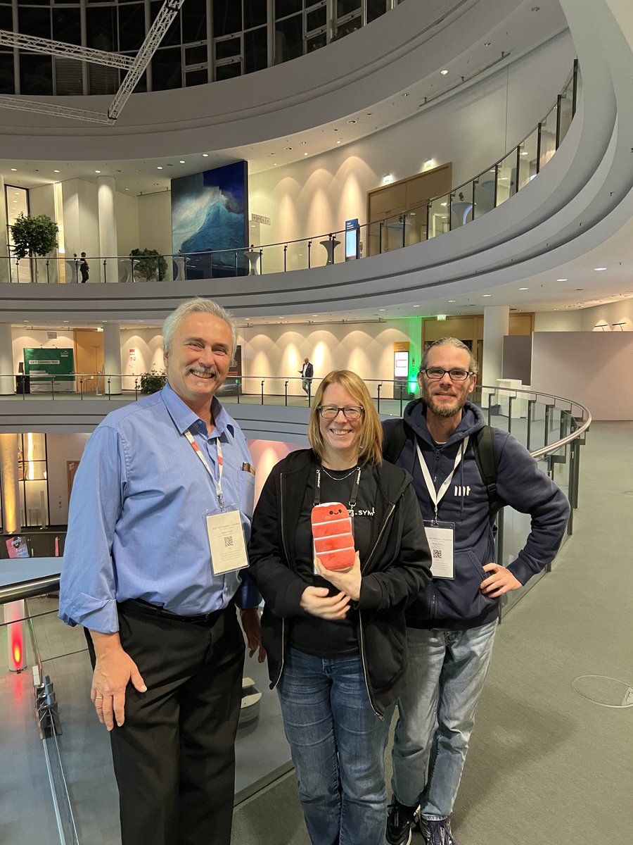 Das obligatorische, gar nicht mal so unscharfe Bild, mit dem das #orclAPEX #Meetup #Frankfurt &amp; Miranda von der #DOAG2023 den Rest der Welt grüßen! 
🙋🙋‍♀️🙋‍♂️