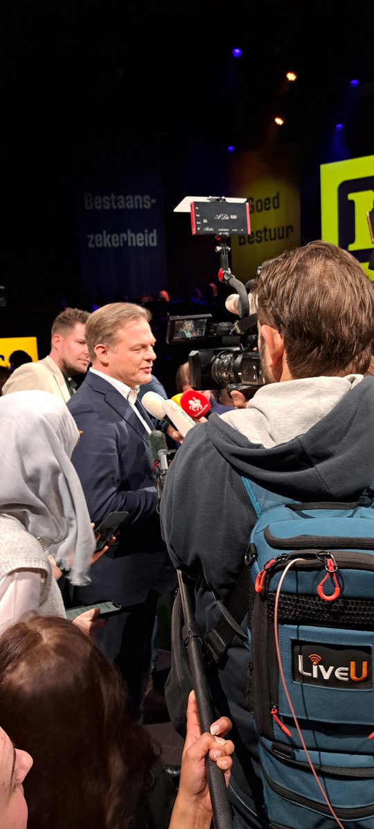 Omtzigt spreekt van 'een ingewikkelde puzzel'. Hij wil niet zeggen of hij de PVV nog steeds uitsluit. ,,Dat gaan we vanaf morgen bekijken. Maar we gaan onze verantwoordelijkheid niet uit de weg"