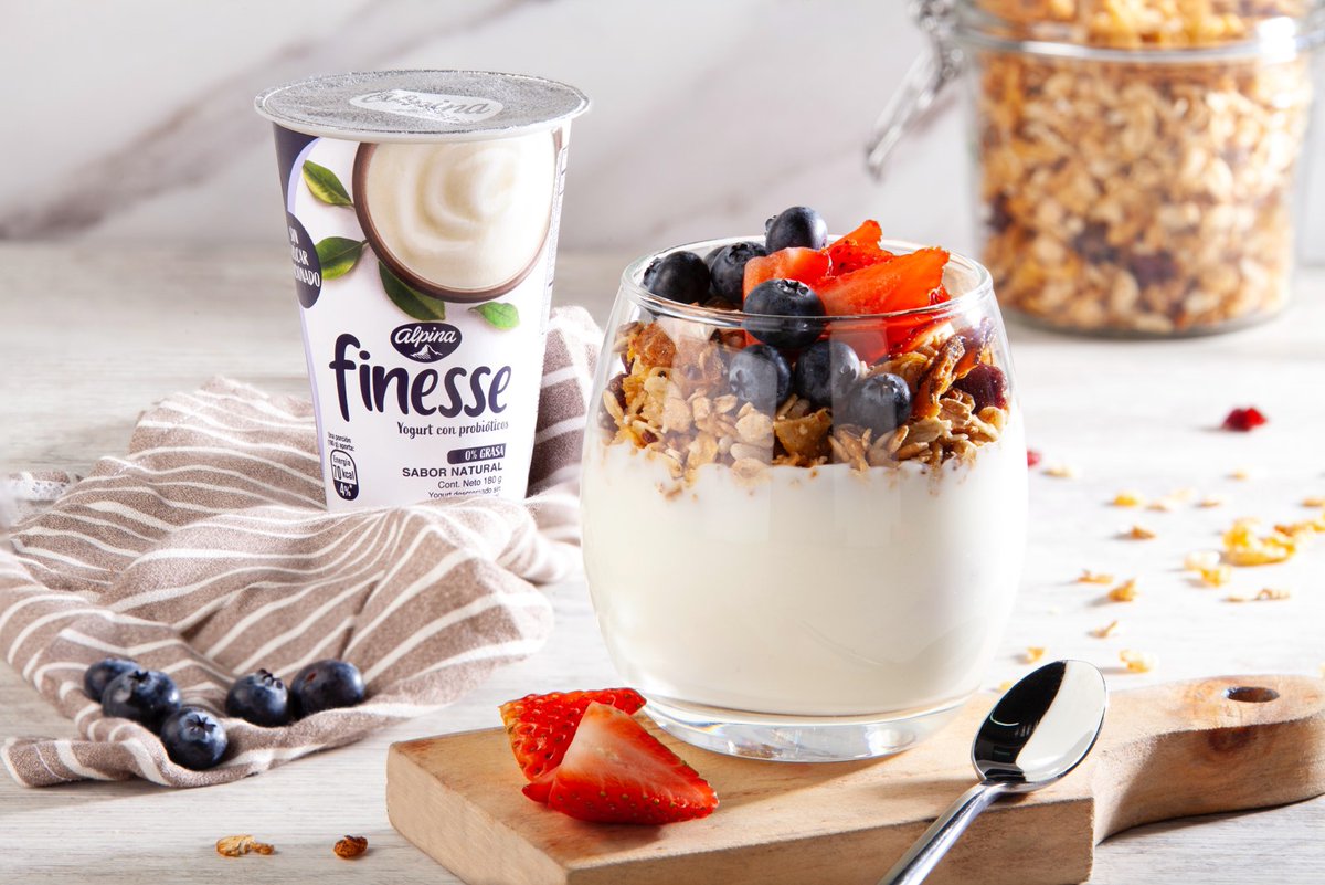 🍽Con esta receta armas un desayuno fácil y delicioso. Solo necesitas:

-Yogurt Finesse sabor natural
-Granola
-Arándanos
-Fresas y mezclarlo todo. 

¿Eres team desayuno delicioso? Comenta con el #UffSíFinesse #UffSeries #TastySnack