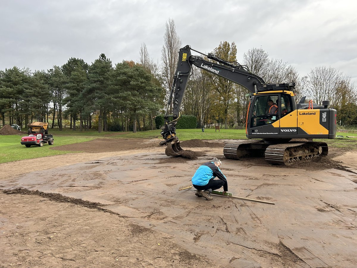 lincolngc's tweet photo. Works have progressed to the 5th hole this week. Initial outlines of all new bunkers and run offs completed with the front section of the 5th green also being stripped for alterations to the surface. Big effort from the team 👏🏻

 @LakelandE @creative_golf @Fineturf ⛳️ https://t.co/w8nWJm5Kik