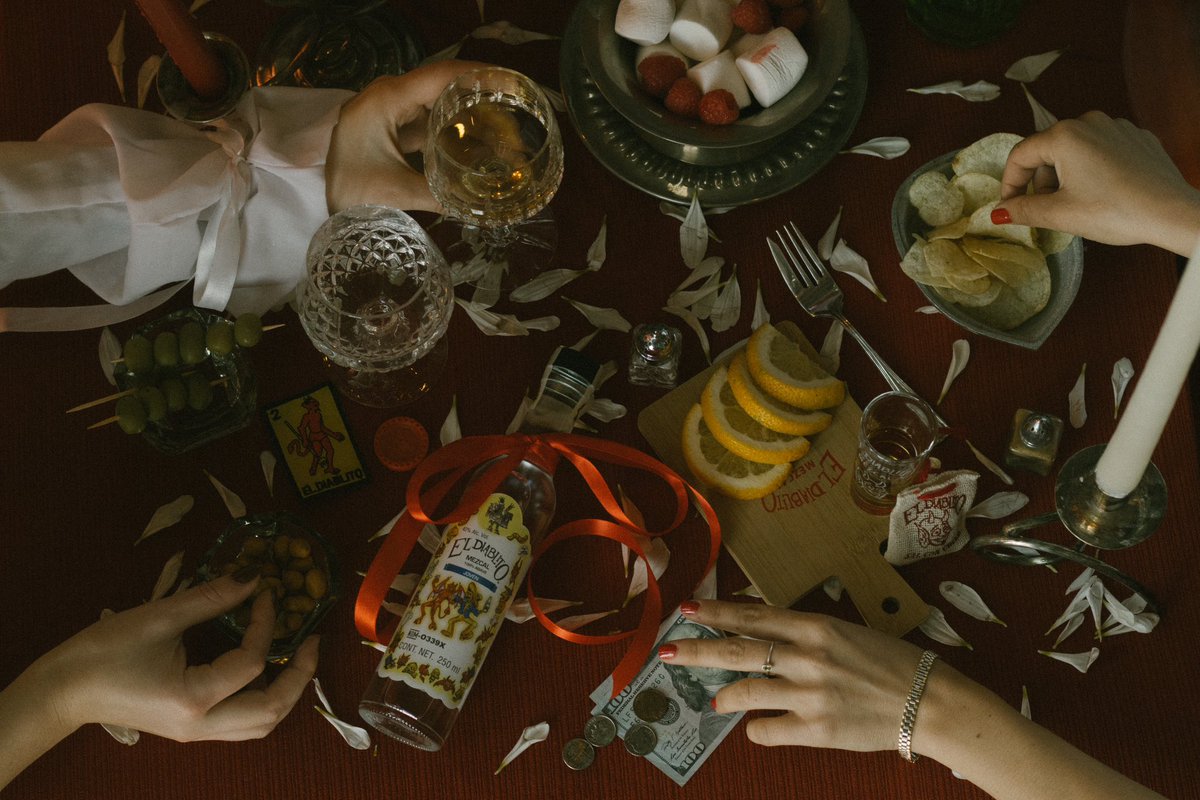 Este año…. regala #mezcal, magia 🪄 e ilusión 😍 #christmas #navidad #gifts #holiday #christmastime #navidad2023 #diciembre #drinks #funtimes #lfl #potd #drink #christmasseason #magic #temporadanavideña #navidad2023 #mezcales #mezcallovers #mezcalitos #buy #buylocal #holidays