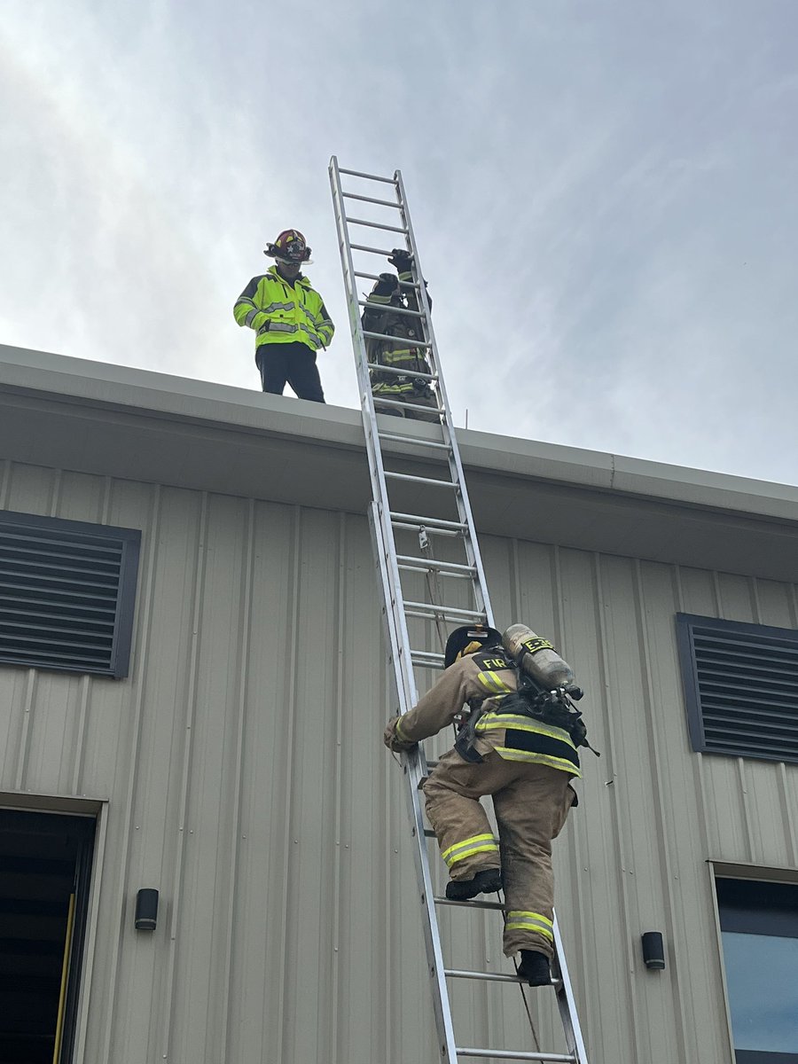 Kleinfiredept's tweet photo. We were out delivering Thanksgiving dinners to the crews for tomorrow and happened upon ladder training with Probationary Firefighters Atkinson and Jimenez. Looking good guys!
#laddertraining #clovehitch #WeAreKlein #hcesd16 https://t.co/kvXZz61hYZ