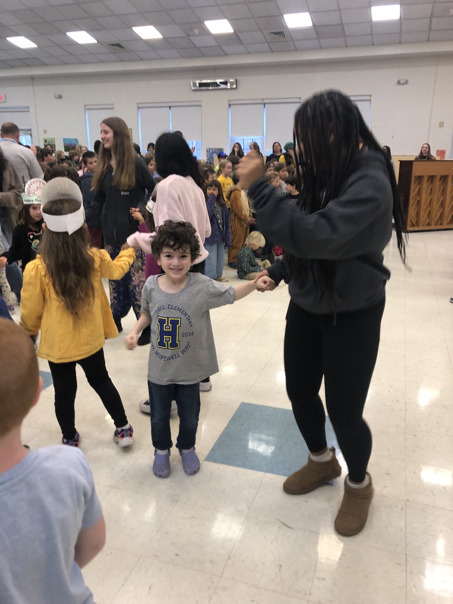 MissSharonCohen's tweet photo. Today’s Whole School Meeting celebrating gratitude was the best! We enjoyed a surprise concert by the HS choir🎶! The positive energy in the room was uplifting and contagious! I’m still smiling 😊! I❤️HES! 🐸#thehopewellway, #HESPeech, @Dr_BethHoffman https://t.co/yNq3ZKDz8T