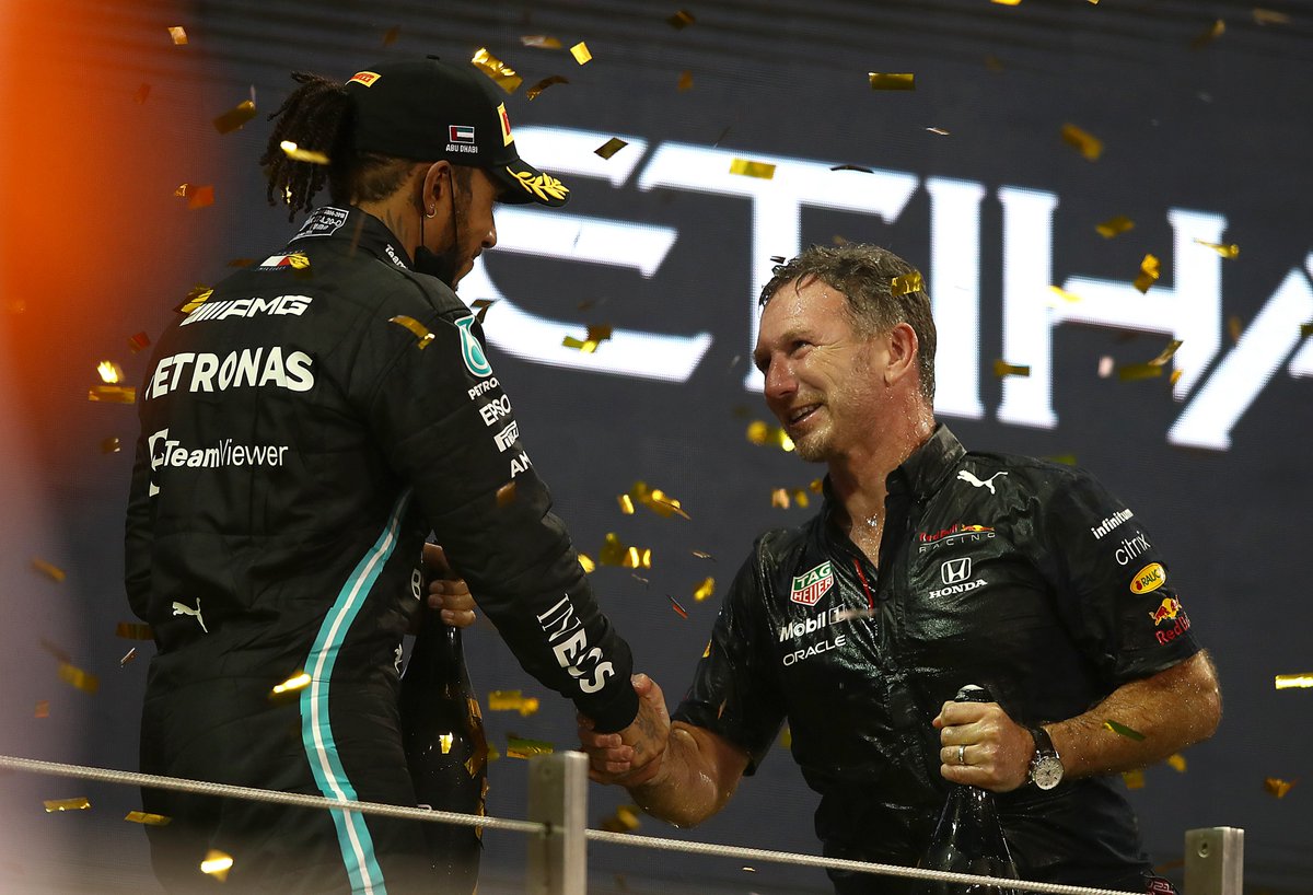 🔴 Christian Horner révèle que Lewis Hamilton s'est renseigné pour rejoindre Red Bull et Ferrari plus tôt cette année avant de signer un nouveau contrat avec Mercedes ! 😳

💬 "Nous avons eu plusieurs conversations au fil des années au sujet d'une possible arrivée de Lewis. Ils