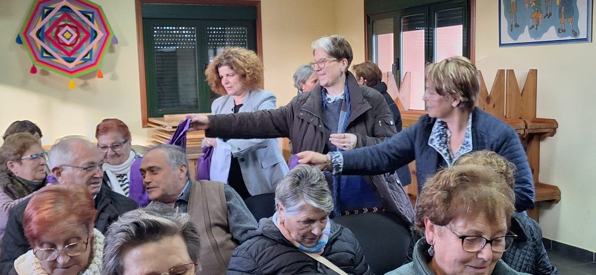 MRivasL's tweet photo. 🟣 #25N Inaugurando unha xornada de #ViolenciadeXénero de @FademurGalicia e Airiños Galegos de #Frades
▶️ Obxectivo: achegar os recursos contra a violencia de xenero ás mulleres do #rural 
📊 O 60% dos casos de #Viogen estan no rural, fora das 7 grandes cidades https://t.co/cTxfzySz1V