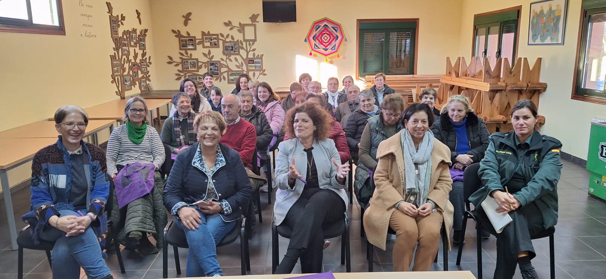 MRivasL's tweet photo. 🟣 #25N Inaugurando unha xornada de #ViolenciadeXénero de @FademurGalicia e Airiños Galegos de #Frades
▶️ Obxectivo: achegar os recursos contra a violencia de xenero ás mulleres do #rural 
📊 O 60% dos casos de #Viogen estan no rural, fora das 7 grandes cidades https://t.co/cTxfzySz1V