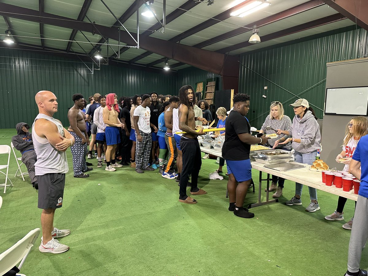 WhitevilleTd's tweet image. Post practice Thanksgiving feast! Getting ready for #round4 of the @NCHSAA 2A playoffs. Keep it rolling men! Thanks for all the volunteers that helped make this feast happen! #wecoming #omb #GoPack #Whitevillefootball #Northeastern #ElizabethCitybound