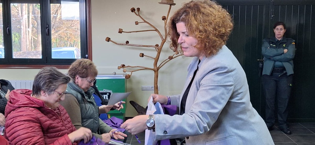 MRivasL's tweet photo. 🟣 #25N Inaugurando unha xornada de #ViolenciadeXénero de @FademurGalicia e Airiños Galegos de #Frades
▶️ Obxectivo: achegar os recursos contra a violencia de xenero ás mulleres do #rural 
📊 O 60% dos casos de #Viogen estan no rural, fora das 7 grandes cidades https://t.co/cTxfzySz1V