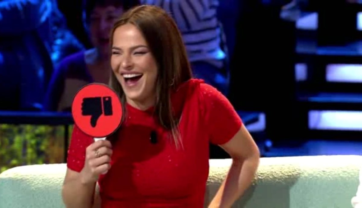 ChicoDeReality's tweet image. Luitingo: “La persona que más daño me ha hecho ha sido Pilar”

Y enfocan a Pilar aplicándose gloss en los labios 💋💄

PILAR LLORI HUNDIENDO A LUITINGO SIN HABLAR Y HACIÉNDOLE 0 CASO 😂 👏🏻 

#GHVIP21D #GHVIPFinal #GHVIP22D #NaomiGanadora