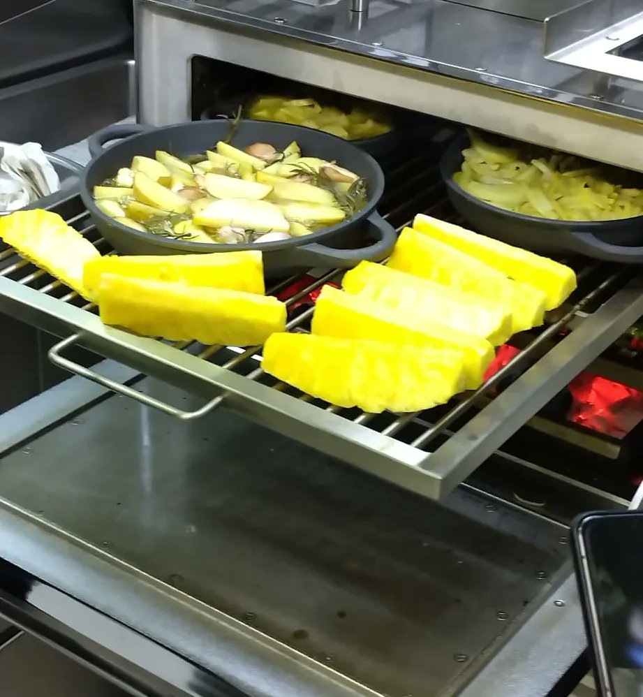 EscuelaHTTeruel's tweet photo. Gracias a @josperofficial, ya tenemos horno #brasa #josper. Hoy en la escuela hemos recibido formación específica para el alumnado, profesorado y profesionales del sector.
@neuslopez_josper #hornobrasa #josper #cocina https://t.co/dSiETodIIb