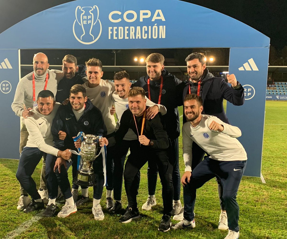 Los campeones comandados  por el cuerpo técnico al completo con Ferrán costa al frente el mister campeón e histórico sus padres Xavier i Mari más contentos que unas castañuelas día de gloria bendita el premio al trabajo bien hecho felicidades campeones