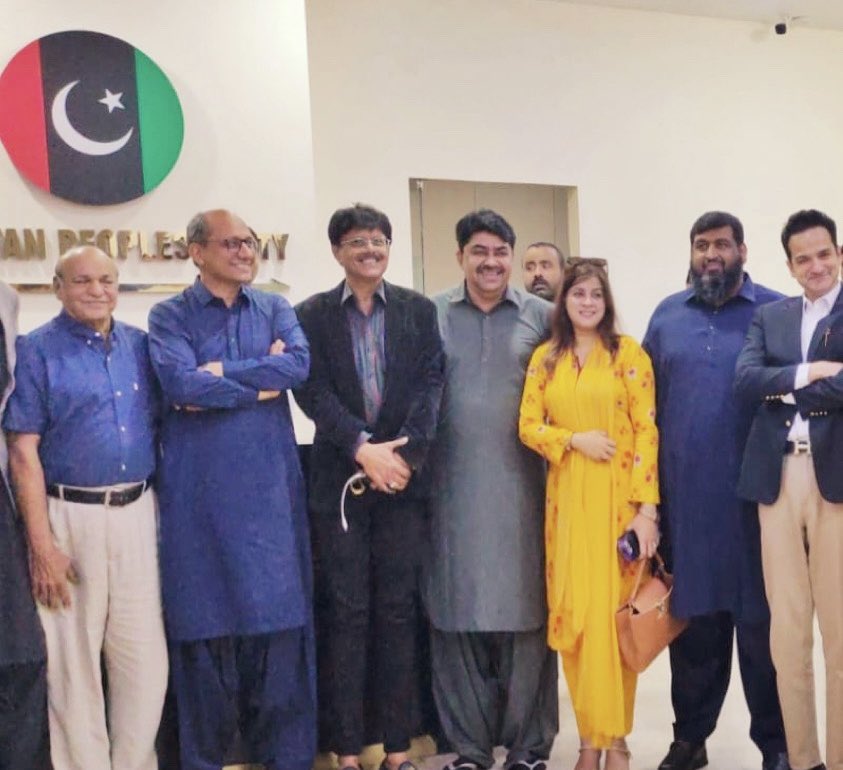 AdilKhanMQMP's tweet photo. ہم نے اندرون سندھ کی مثالی تعمیر و ترقی اور تعلیمی کے عالمی معیار کو مدنظر رکھتے ہوئے متعصب پیپلز پارٹی میں شمولیت کی ہے ۔
جئے بھٹو ۔۔جئے مہاجر 
ہنسنا منع ہے 🤭
@BBhuttoZardari 
@PPP_Org 
@MQMPKOfficial https://t.co/axOumMw113