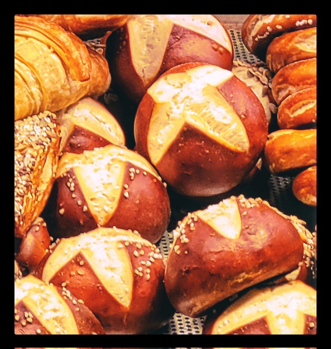 Ellabellaphoto9's tweet image. One bun or two? #spoiltforchoice #delicious #foodheaven #foodphotography #Foodies #buns @CampervanPhoto @foodphotoclub @WLH1972 @admired_art @AP_Magazine @FoodMagazine @LucyDebnar @DelonAmalia @coolonespa @SiKImagery @VisualsbySauter @ThePhotoHour @prosenesq @PhotoRose1997