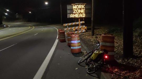 enobacon's tweet photo. This is a violation of Portland's #workZoneWTF ordinance, besides @PBOTinfo and @OregonDOT constantly demonstrating disdain for road users will be good evidence for wrongful death lawsuits. #BarburBlvd #ClimateDenial #PredatoryDelay #Vision60or70something #pdxBikes #ODOTGTFOpdx https://t.co/KsSPkfOPz7