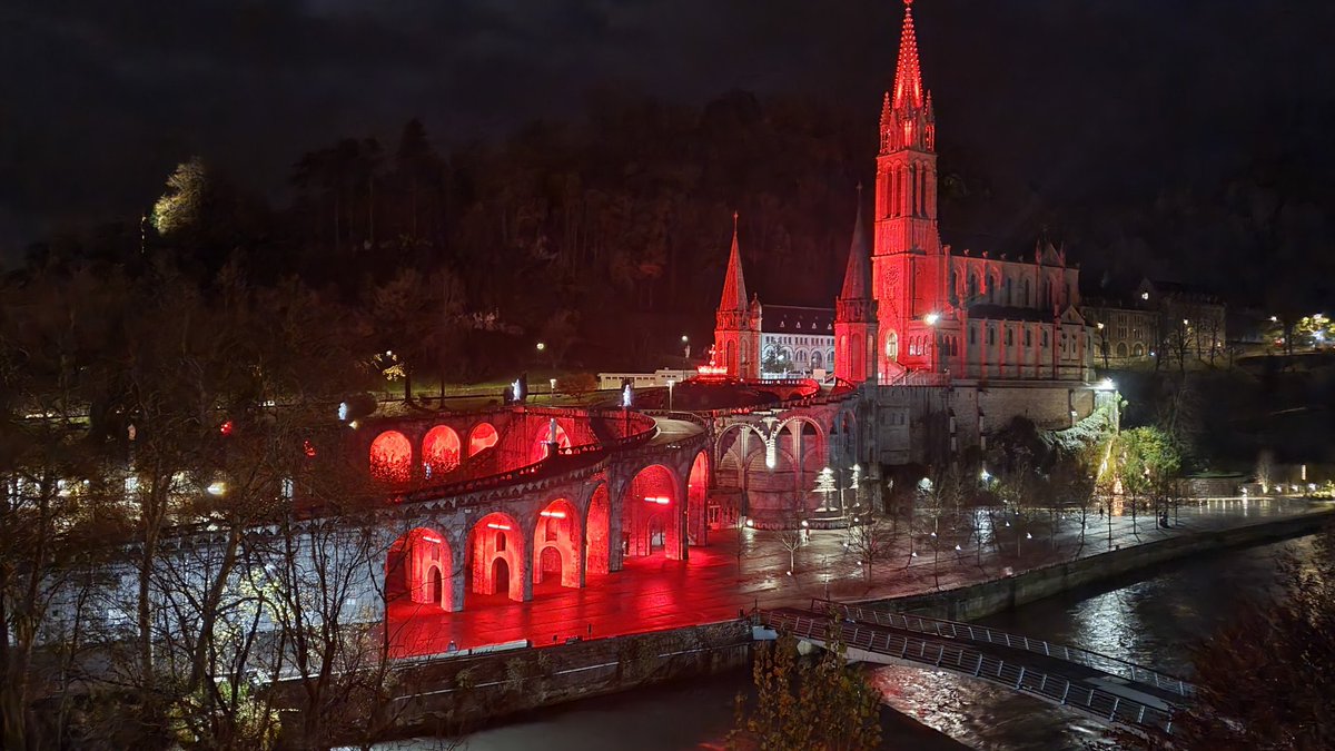 Le Sanctuaire de #Lourdes  éclairé en rouge sang pour dénoncer la persécution des chrétiens auprès de @AEDenFrance - photo @VieReligieuse / @lourdes_france