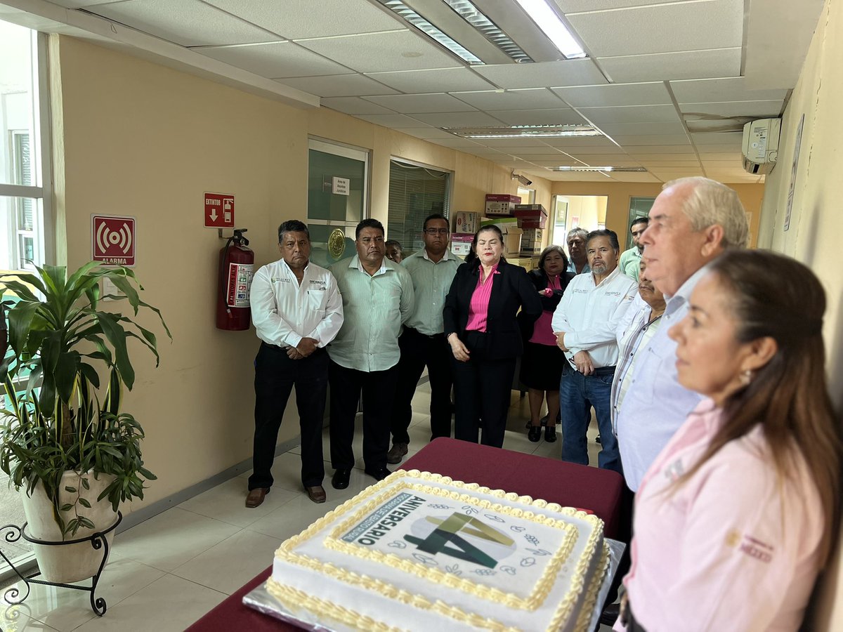 LeonelCotaM's tweet photo. Con @SegalmexDiconsa trabajamos desde hace 44 años en generar la seguridad alimentaria de México, con lo que se garantiza el abasto social de productos de la #CanastaBásica y se cumpla con el derecho constitucional a la alimentación l@s mexican@s.

#SegalmexAvanza✅🇲🇽 https://t.co/kFzSOZbCRK