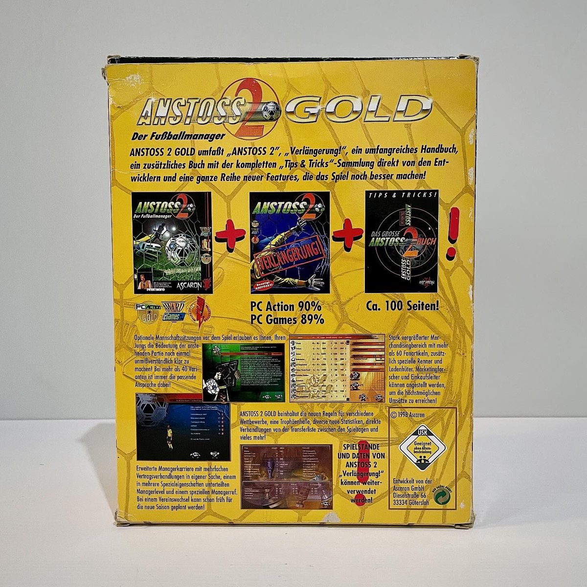 Kein Genre hat in meiner Jugend so viel Zeit gefressen, wie Fußballmanager: DSF Fußballmanager 98, Bundesliga Manager, BOONG!? und so weiter. Die 90er waren einfach voll damit. Mit Abstand am besten war Anstoss 2, welches ohne Lizenzen aber dafür mit Humor glänzen konnte.📈⚽️🏟️🫶