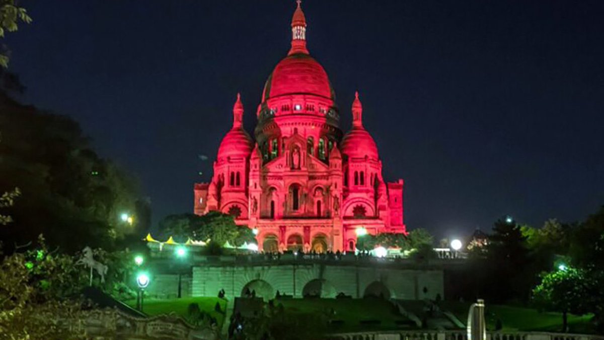 viachrist_'s tweet photo. ✝️ | À Paris, la basilique du Sacré-Cœur a été illuminée en rouge pour sensibiliser sur la cause des chrétiens persécutés dans le monde.

Cette initiative, lancé par l’organisme AED, a été suivi par plusieurs monuments chrétiens dans le monde. (Crédit photo : @parisvisites) https://t.co/9jNplGzuKc