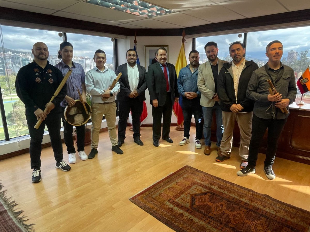 ArriaranChile's tweet photo. Desde la región de la Araucanía 🇨🇱recibimos al grupo Surama quienes se encuentran en Ecuador 🇪🇨 realizando una gira de rock fusión mapuche. 

Participaron en un concierto en la Mitad del Mundo y conocieron el centro histórico de Quito. 

¡Muchas gracias por su visita! https://t.co/QmkYPySShp