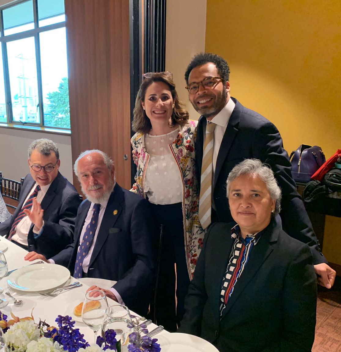 PaulaRobledoS's tweet image. En la @UExternado y @DerConstUEC  seguimos con el homenaje al Maestro Manuel Aragón Reyes por su doctorado honoris causa! Sus contribuciones al derecho constitucional y a la formación de cientos de constitucionalistas, invaluables!