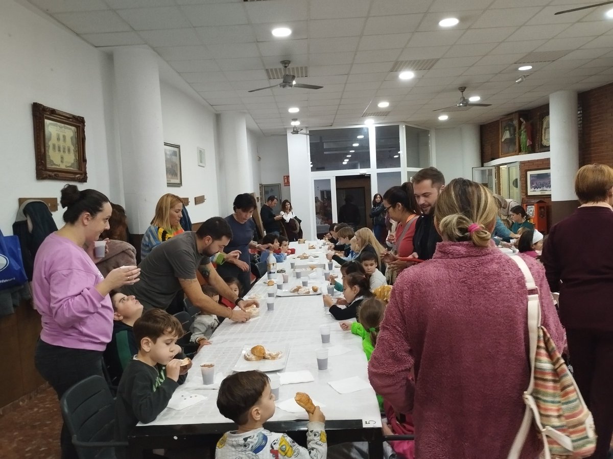 majo_casti's tweet photo. Día de la música y en @UMCatarroja lo celebramos con chocolate, ensaimadas , buena música y buen rollo 💚💚💚💚 visca Santa Cecilia y toda la familia unionera https://t.co/RhDDWP6irT