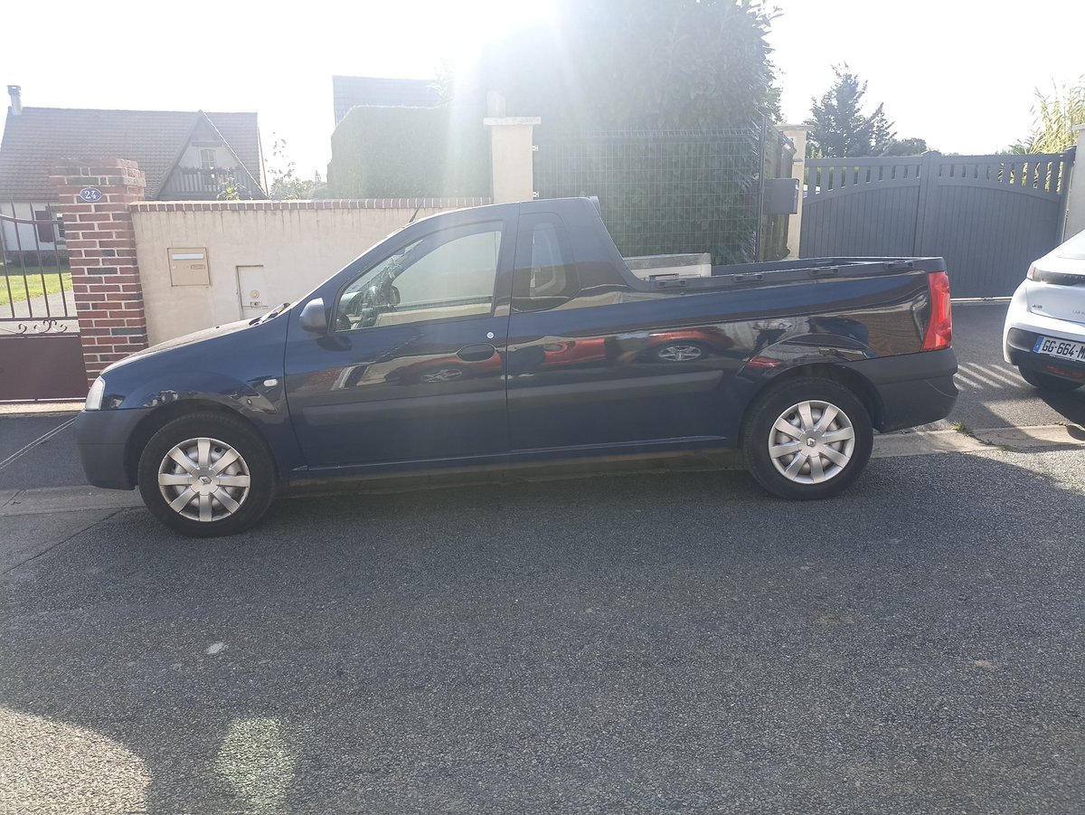 Cite ce tweet avec la dernière image de bagnole sur ton téléphone