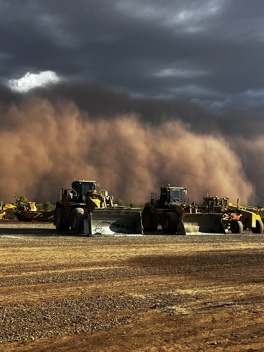 BruceSephton's tweet photo. Bit of a dust storm in the desert https://t.co/qY6voA6wGJ