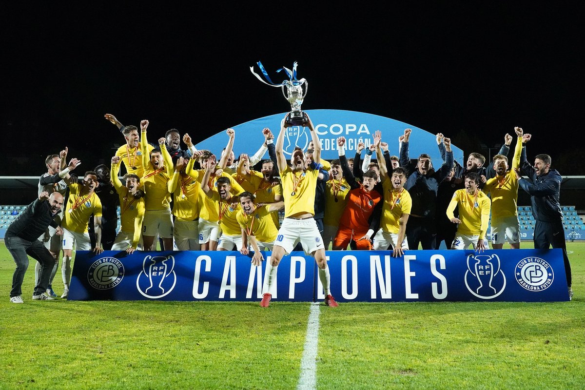 🏆 𝗧𝗥𝗢𝗙𝗘𝗢 𝗔𝗟 𝗖𝗜𝗘𝗟𝗢 🏆

💛 ¡El @CFBadalonaFutur es el nuevo campeón de la #CopaFederación! 

Una vez más: ¡𝗘𝗡𝗛𝗢𝗥𝗔𝗕𝗨𝗘𝗡𝗔!
