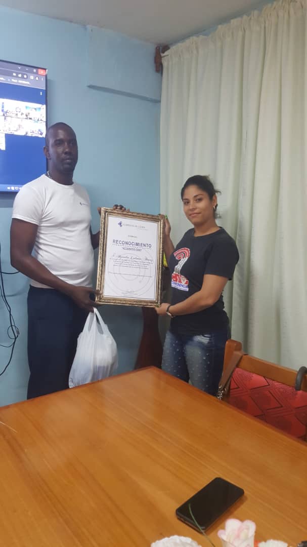 jovenclub_tunas's tweet image. 🔊¡Entérate!
👉Sesiona por videoconferencia Taller Nacional sobre Seguridad y Salud en el Trabajo para las entidades del #MINCOM.

📌Tema: Seguridad Vial. 

📌Se estimularon a choferes de #CorreosDeCuba.

😉#JovenClubLasTunas como anfitrión del evento. 

#JovenClubTeConecta