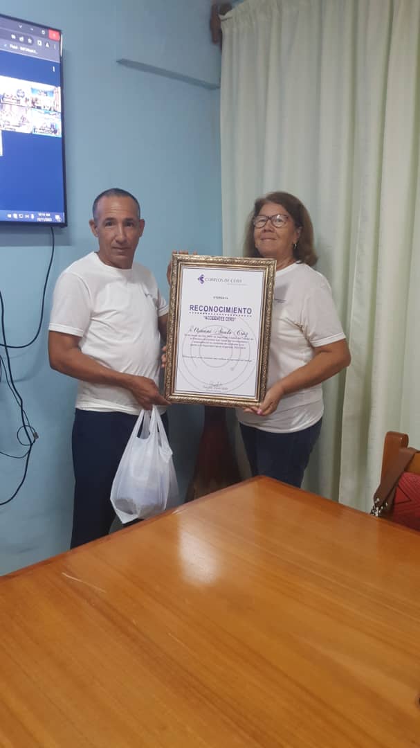 jovenclub_tunas's tweet image. 🔊¡Entérate!
👉Sesiona por videoconferencia Taller Nacional sobre Seguridad y Salud en el Trabajo para las entidades del #MINCOM.

📌Tema: Seguridad Vial. 

📌Se estimularon a choferes de #CorreosDeCuba.

😉#JovenClubLasTunas como anfitrión del evento. 

#JovenClubTeConecta