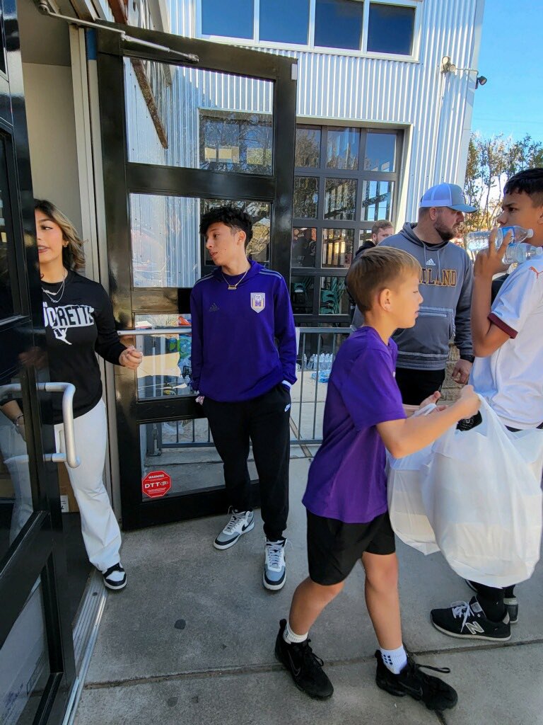 SoccerMidland's tweet photo. Midland High soccer teamed up with Curbside Bistro to help families in need. https://t.co/bPTVHPwROR