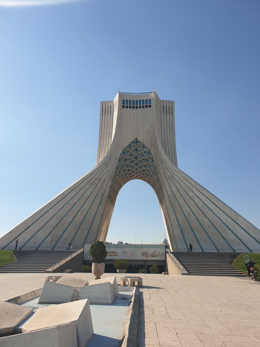 MahYazdani's tweet photo. امروز برای اولین بار بعد این همه سال رفتم داخل برج آزادی! اونم نه همین طوری عادی، با escape room!
قضیه‌ی اتاق فرارش این بود که باید یه سری بمب رو توی برج خنثی می‌کردیم و بازی open map بود! همین طوری توی برج می‌چرخیدیم و بازی می‌کردیم و با یه سری آدم interaction داشتیم که / https://t.co/HCuWKCFTwp