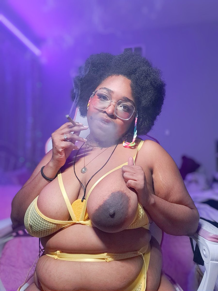 drHarleyHoney's tweet photo. rt if u would smoke me up ～⁠♡ https://t.co/a33X5ow6Gp