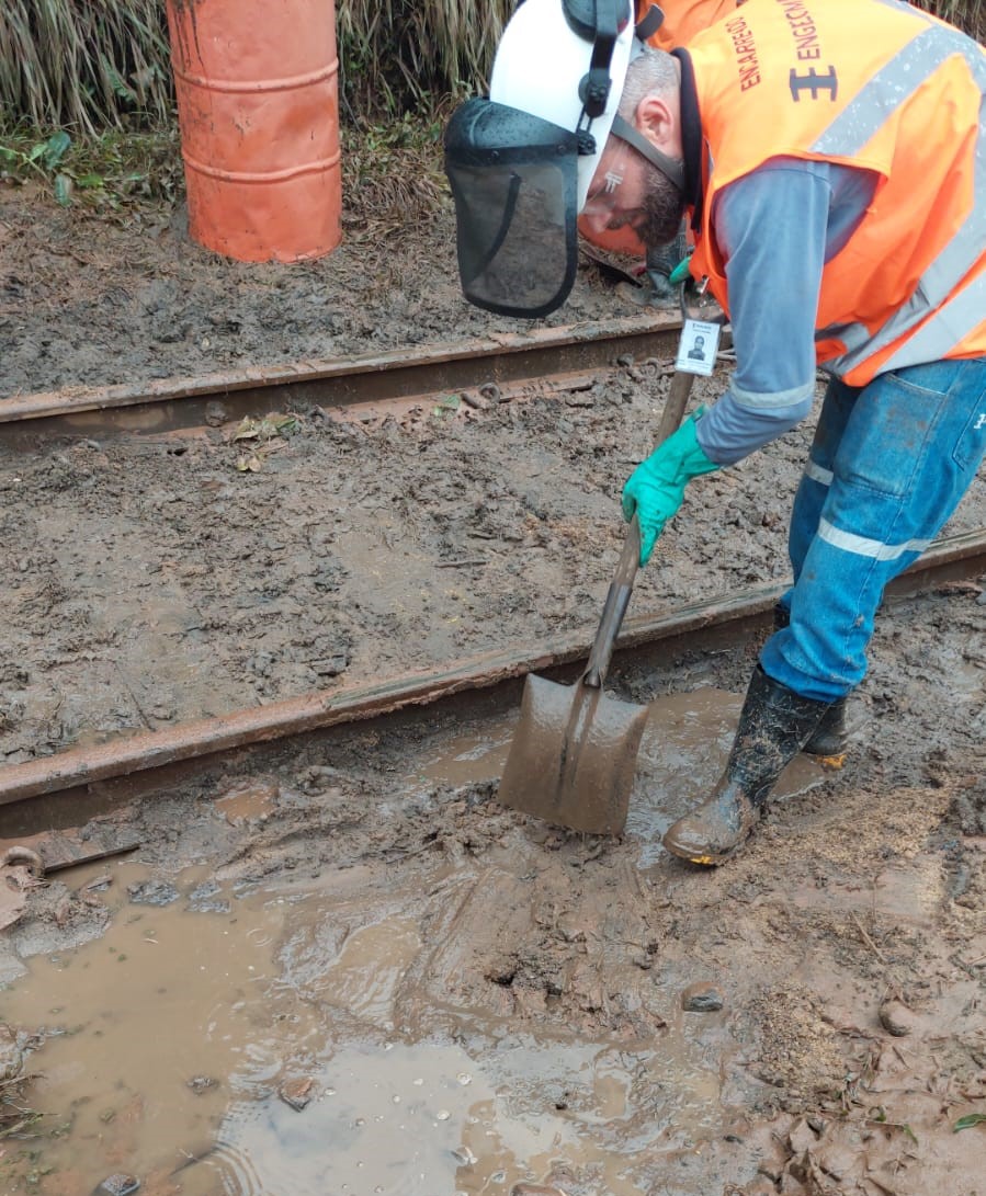 Trensurb's tweet photo. Trabalho intenso por aqui!🚉 A água dos trilhos foi drenada e, atualmente, nossa equipe está dedicada a assegurar a retomada plena da prestação de serviço.

Nas fotos, você pode ver o andamento da remoção da lama na via. 🛤 Essa é apenas uma das diversas etapas necessárias. 👇 https://t.co/az1j0cztCq