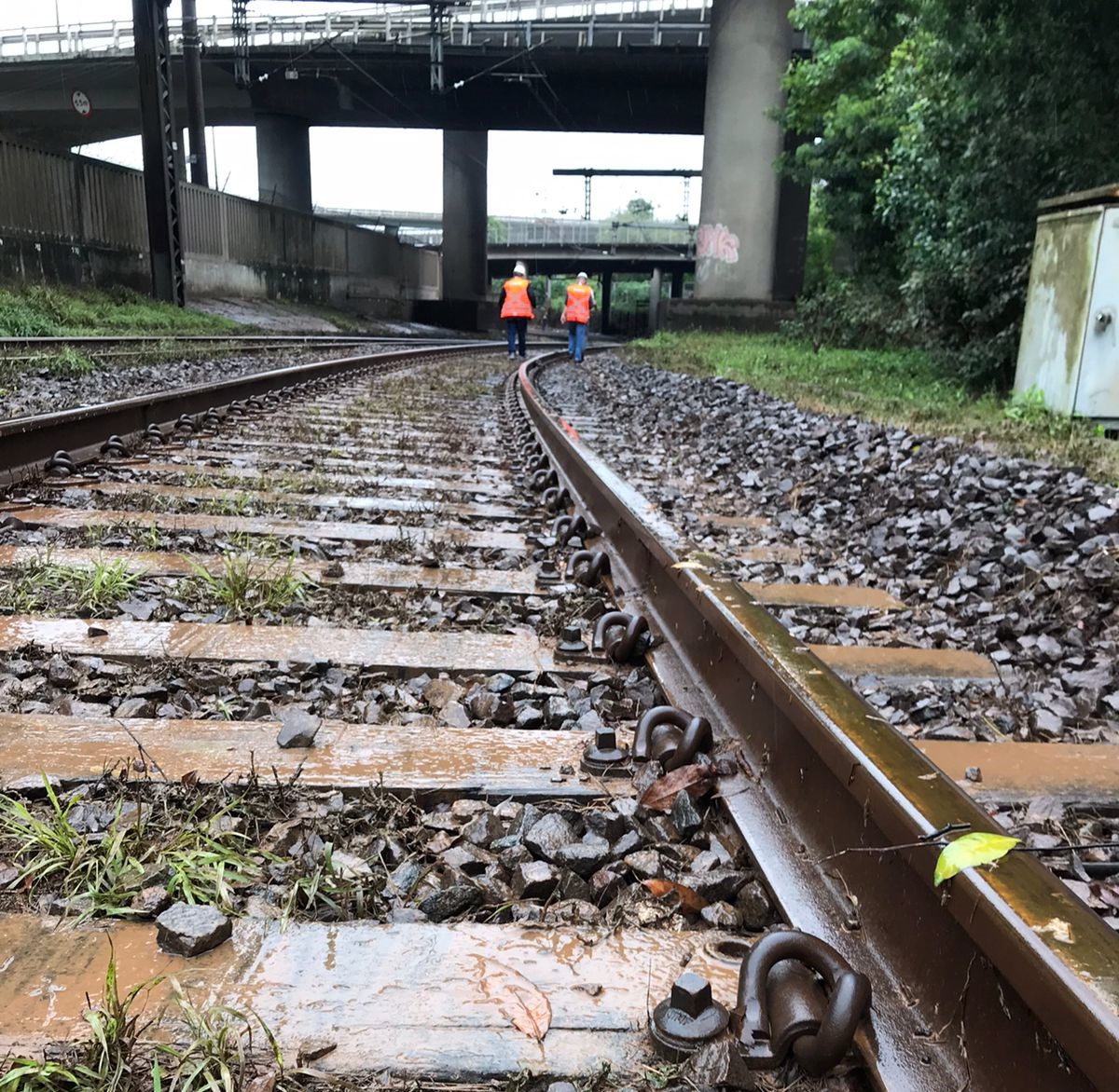 Trensurb's tweet photo. Trabalho intenso por aqui!🚉 A água dos trilhos foi drenada e, atualmente, nossa equipe está dedicada a assegurar a retomada plena da prestação de serviço.

Nas fotos, você pode ver o andamento da remoção da lama na via. 🛤 Essa é apenas uma das diversas etapas necessárias. 👇 https://t.co/az1j0cztCq