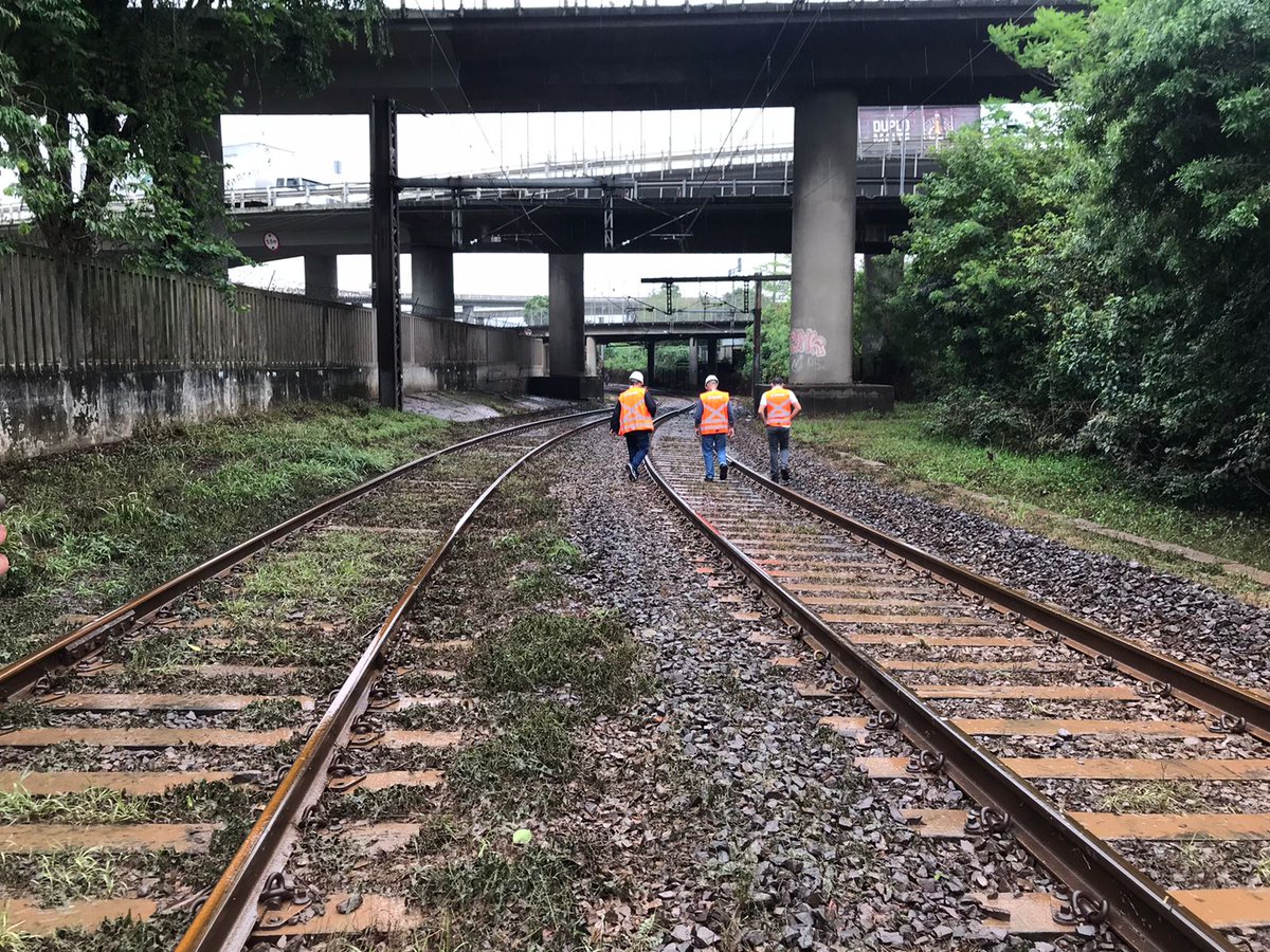 Trensurb's tweet photo. Trabalho intenso por aqui!🚉 A água dos trilhos foi drenada e, atualmente, nossa equipe está dedicada a assegurar a retomada plena da prestação de serviço.

Nas fotos, você pode ver o andamento da remoção da lama na via. 🛤 Essa é apenas uma das diversas etapas necessárias. 👇 https://t.co/az1j0cztCq