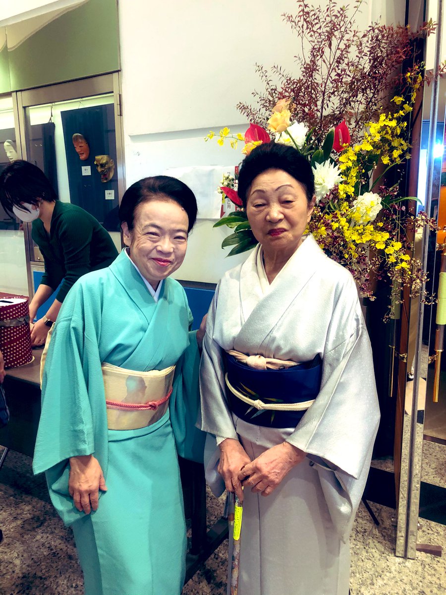 tazae2's tweet photo. 大津絵踊り保存会
発表会が

大津市伝統芸能会館にて
開催されました。

藤娘、鷹匠、鬼の念仏、弁慶など
10種の面をつけ替えて
役を演じ分ける踊りです

指導の山下先生も
お元気で
三味線をお弾きになりました。

動く大津絵！
ぜひ多くの方に
見ていただきたい
日本の宝です！

#藤娘　#大津絵踊り https://t.co/tVm6A20uPZ