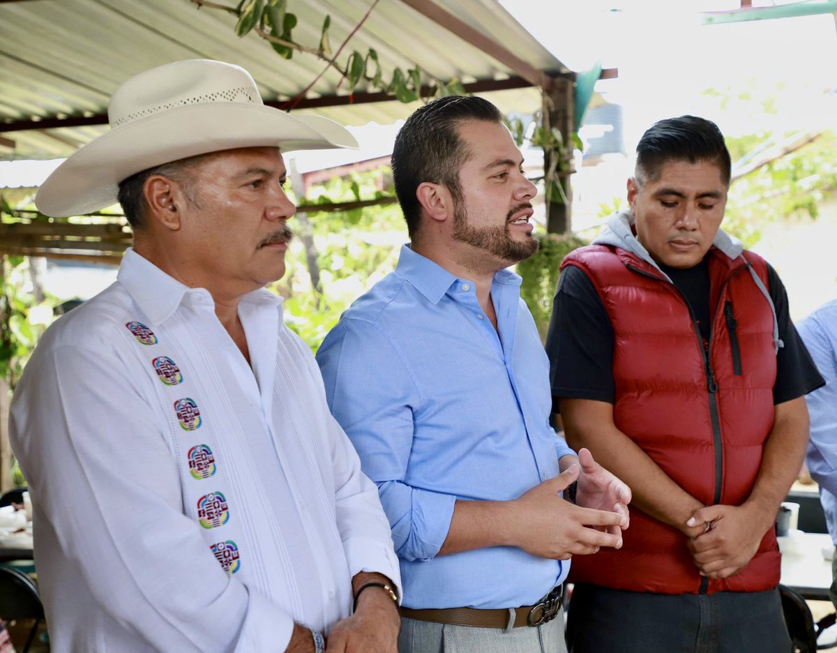 EnriqueFR61's tweet photo. A través del Plan Estatal de Desarrollo, trazado por el Gobierno del Estado que encabeza el Ing. @salomonj , el día de hoy, junto con el Diputado Mtro. @NicolasFeriaDip , estuvimos presentes en el municipio de Villa de Zaachila, para inaugurar 59  acciones de Techos Firmes. https://t.co/rRJLQ89zB0