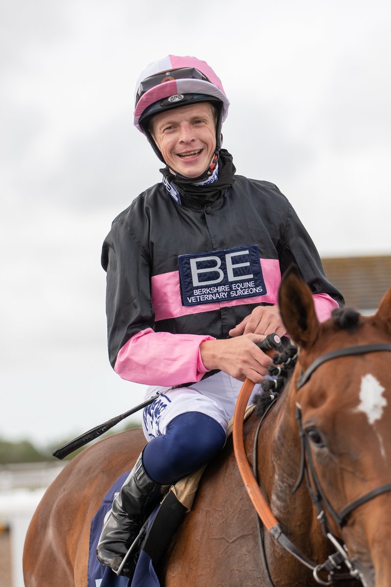 Hats off to @davidprobert9 who tonight rode his 1500th UK winner aboard Cadogan Gardens @WolvesRaces - he's the leading Welsh flat jockey and a lovely fella to boot. Well done David.