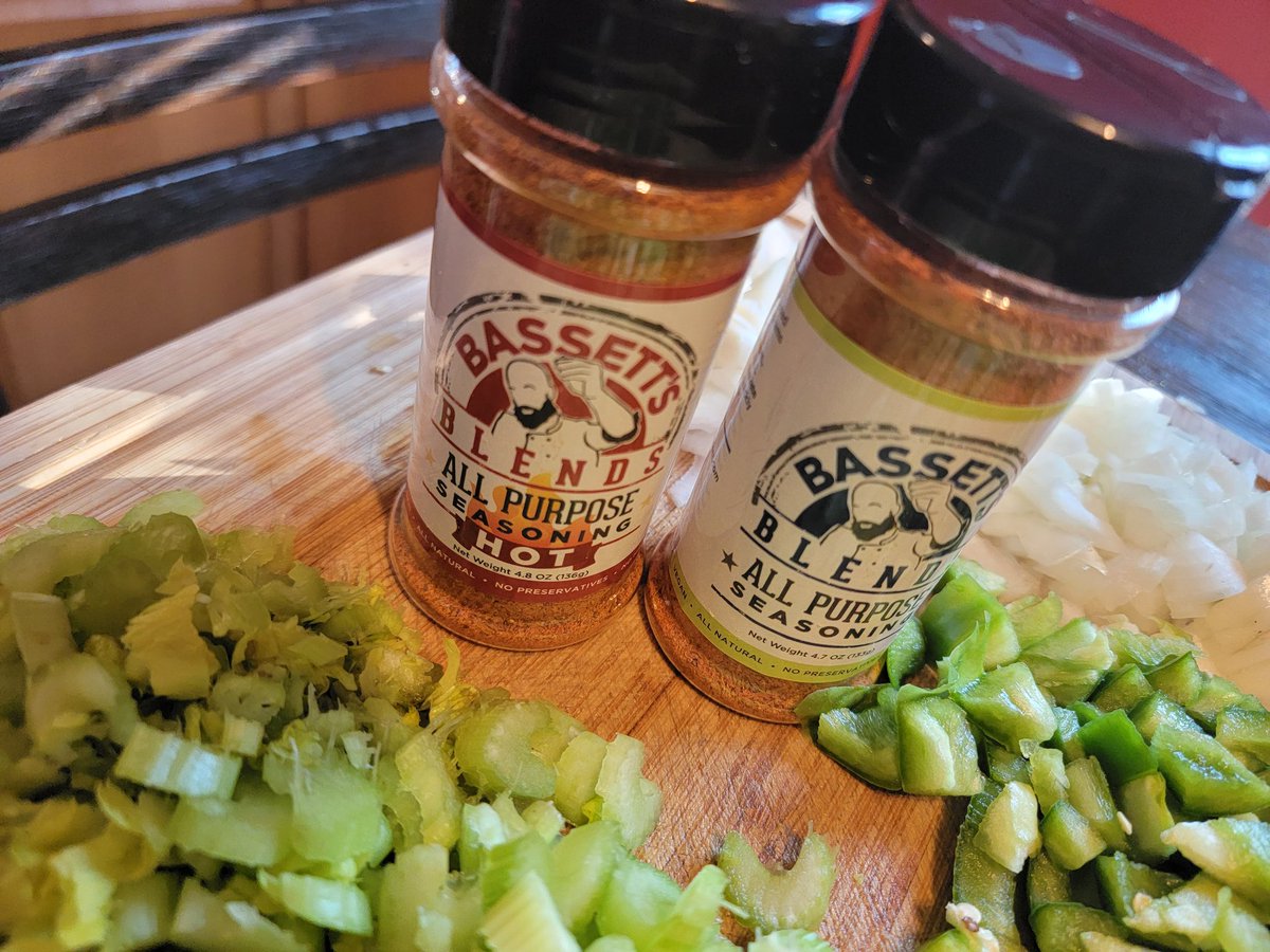 MsSheta's tweet image. The fate of Thanksgiving is resting solely in your hands @cbassett33 and @TherealCANDIACE you know my husband has sprinkled it on everything he ate today 😭 #cbasswithdill #RHOP #bassettsblends #DeepSpace