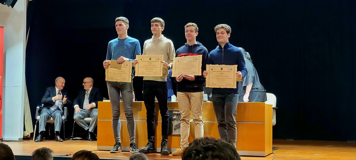 Nuestra más sincera felicitación a todos los alumnos participantes y a sus centros, que personalizamos esta noche en los seis grupos de alumnos premiados por la Academia Enhorabuena a todos Y nuestro más sincero agradecimiento a la Academia por su apoyo durante todos estos años