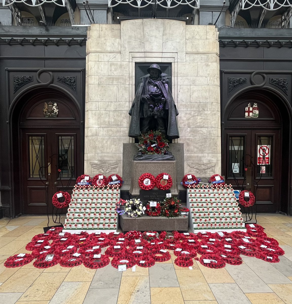 JeremyPM66's tweet photo. The Great Western Railway War Memorial at Paddington Railway Station by Charles Sargeant Jagger and Thomas Tait, commemorating 3132 men and women of the Great Western Railway who gave their lives for King and Country https://t.co/8BswITLrZk